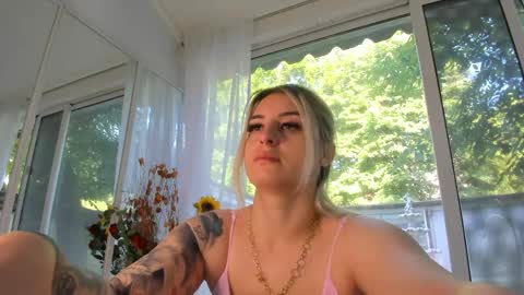 Snapshot of ella_vee chatting on 05.25.26 ella_vee online show from 05.25.26