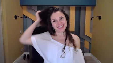 Snapshot of ellalongs chatting on 12.21.24 EllaLongs online show from 12.21.24