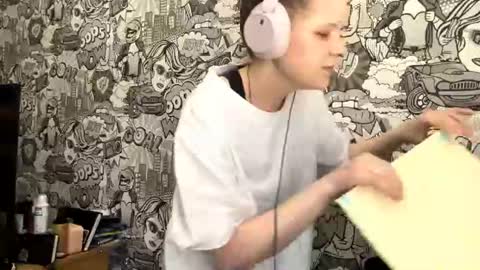 Snapshot of ellasimmons chatting on 07.17.26 Mary online show from 07.17.26