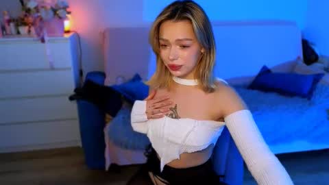 Snapshot of ellatwox chatting on 11.22.25 Ella online show from 11.22.25