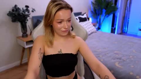 Snapshot of ellatwox chatting on 12.15.25 Ella online show from 12.15.25