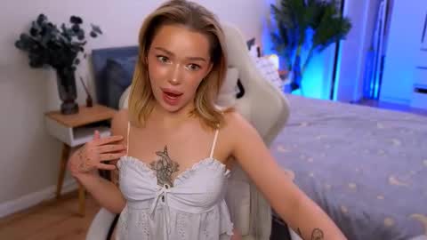 Snapshot of ellatwox chatting on 12.16.25 Ella online show from 12.16.25