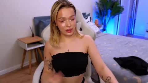 Snapshot of ellatwox chatting on 12.18.25 Ella online show from 12.18.25