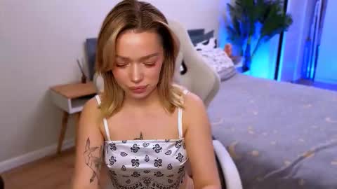 Snapshot of ellatwox chatting on 12.19.25 Ella online show from 12.19.25