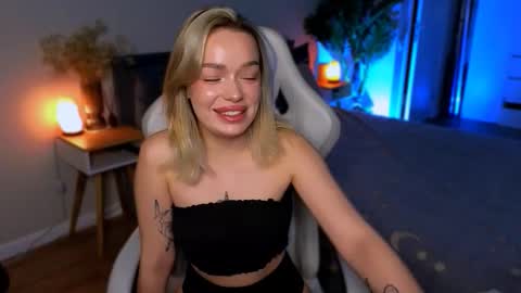 Snapshot of ellatwox chatting on 01.12.26 Ella online show from 01.12.26