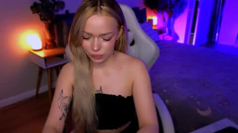 Snapshot of ellatwox chatting on 03.30.26 Ella online show from 03.30.26