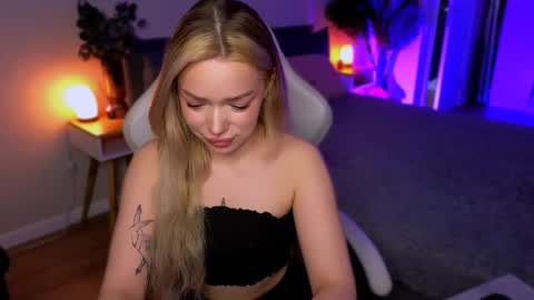 Snapshot of ellatwox chatting on 04.14.26 Ella online show from 04.14.26