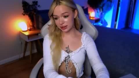 Snapshot of ellatwox chatting on 04.27.26 Ella online show from 04.27.26