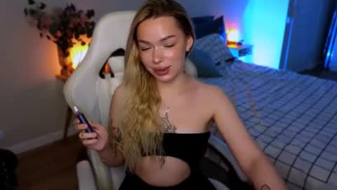 Snapshot of ellatwox chatting on 07.28.26 Ella online show from 07.28.26