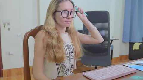 Snapshot of ellcrys chatting on 10.13.25 im Elsa lets go Subscribe to my OF and Youtube -35 online show from 10.13.25