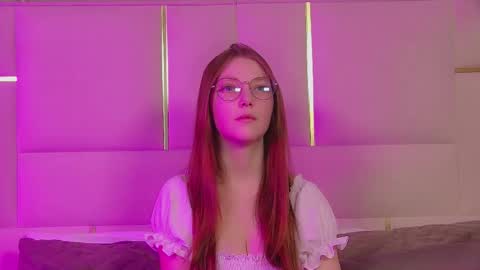 Snapshot of ellenbush chatting on 11.07.25 EllenBush online show from 11.07.25