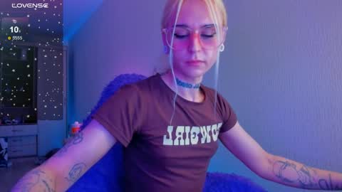 Snapshot of elli_26 chatting on 04.10.26 Ellie online show from 04.10.26
