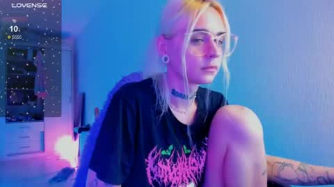 Snapshot of elli_26 chatting on 07.13.26 Ellie online show from 07.13.26