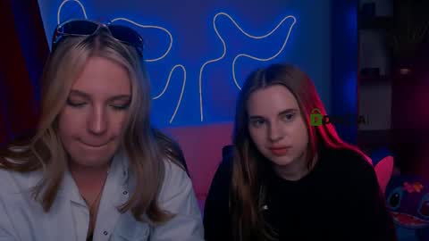 Snapshot of elli_ashley chatting on 04.15.26 Ashley online show from 04.15.26