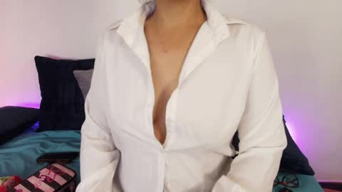 Snapshot of elliee1 chatting on 05.18.26 elliee1 online show from 05.18.26
