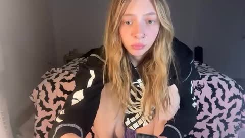 Snapshot of ellieluvs chatting on 10.17.25 ellie online show from 10.17.25