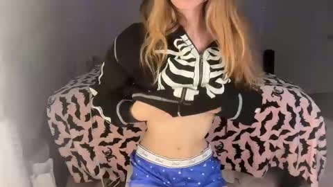 Snapshot of ellieluvs chatting on 10.23.25 ellie online show from 10.23.25