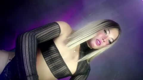 Snapshot of ellieofsex chatting on 12.19.24 KARINA online show from 12.19.24