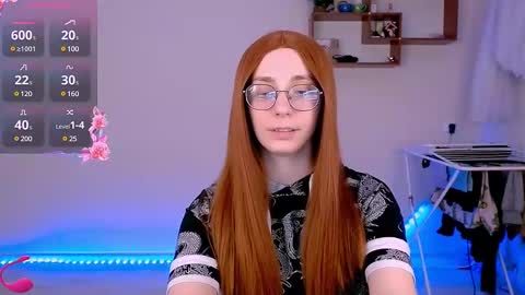 Snapshot of ellies_8 chatting on 03.10.25 Ellie online show from 03.10.25