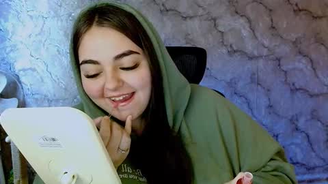 Snapshot of ellies_8 chatting on 09.25.25 Ellie online show from 09.25.25