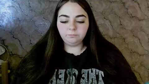 Snapshot of ellies_8 chatting on 09.28.25 Ellie online show from 09.28.25