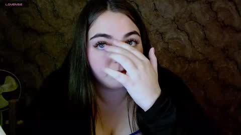 Snapshot of ellies_8 chatting on 09.29.25 Ellie online show from 09.29.25