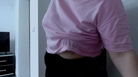 Snapshot of ellies_8 chatting on 04.07.26 Ellie online show from 04.07.26