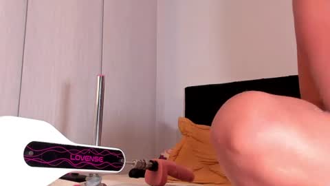 Snapshot of elliesantos_ chatting on 06.12.26 Ellie Santos online show from 06.12.26