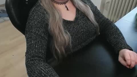 Snapshot of elly_petite chatting on 10.28.25 Elly online show from 10.28.25