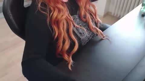 Snapshot of elly_petite chatting on 11.23.25 Elly online show from 11.23.25