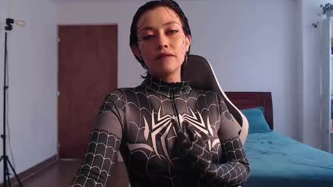 Snapshot of elly_uwuw chatting on 10.17.25 Emy Castro online show from 10.17.25