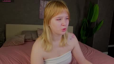 Snapshot of ellya_castro chatting on 11.27.25 ellya_castro online show from 11.27.25