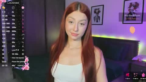 Snapshot of ellypeach chatting on 10.08.25 EllyPeach online show from 10.08.25