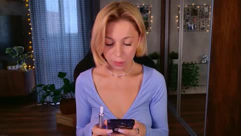 Snapshot of ellysunloverr chatting on 11.27.25 Elly online show from 11.27.25