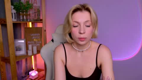 Snapshot of ellysunloverr chatting on 11.30.25 Elly online show from 11.30.25