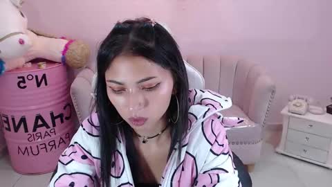 Snapshot of elody_a chatting on 02.11.25 Elody online show from 02.11.25