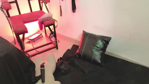 elowen_halley1 online show from 01.05.26