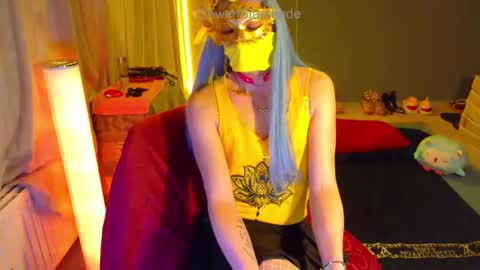 Snapshot of elowenstarshade chatting on 04.17.26 ElowenStarshade online show from 04.17.26