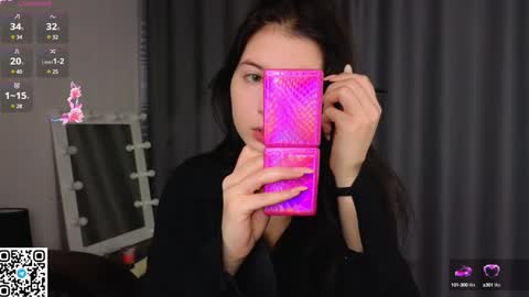 Snapshot of elswythbareford chatting on 01.27.25 Elizabeth online show from 01.27.25