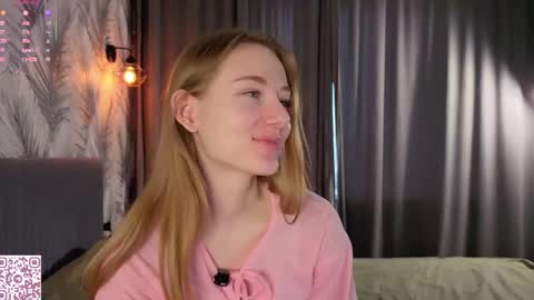 Snapshot of elvyrose chatting on 04.21.26 Alex online show from 04.21.26
