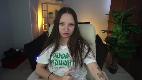 Snapshot of elyslunar_ chatting on 12.12.24 Call me Elis online show from 12.12.24