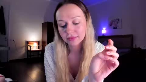 Snapshot of em_emilie chatting on 03.25.26 Emilie online show from 03.25.26