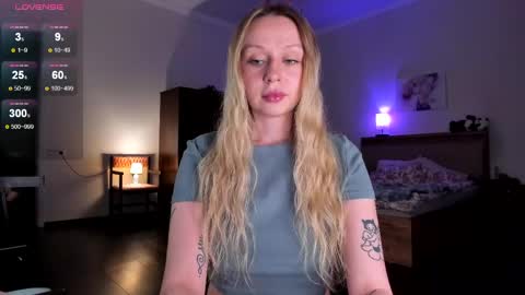 Snapshot of em_emilie chatting on 04.17.26 Emilie online show from 04.17.26