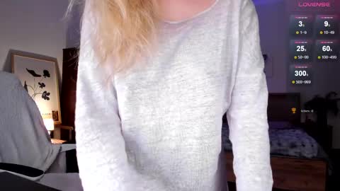 Snapshot of em_emilie chatting on 04.25.26 Emilie online show from 04.25.26