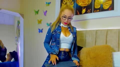 Snapshot of ema_garciaa chatting on 09.13.25 ema garcia online show from 09.13.25