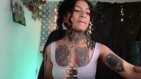 Snapshot of ema_ploxx chatting on 09.25.25 ema_ploxx online show from 09.25.25