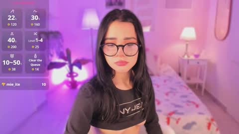 Snapshot of ema_soul chatting on 09.29.25 emma soul online show from 09.29.25