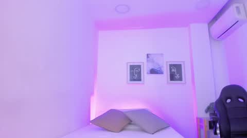 Snapshot of emelie_89 chatting on 01.14.25 emelie_89 online show from 01.14.25