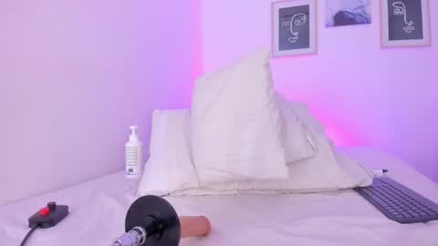 Snapshot of emelie_89 chatting on 03.06.25 emelie_89 online show from 03.06.25