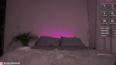 Snapshot of emely_dolce chatting on 12.16.24 ana online show from 12.16.24